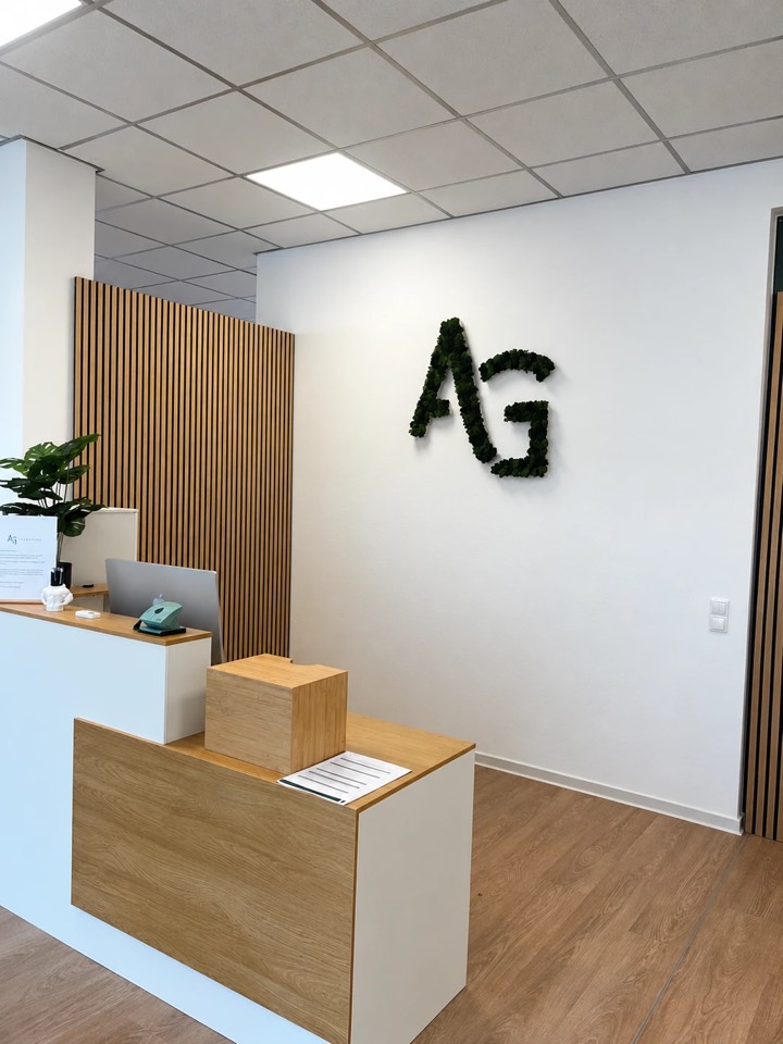 Empfang bei AG Therapie in Mülheim-Kärlich mit dem AG-Logo aus Moos an der Wand