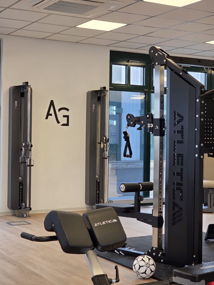 Trainingsfläche bei AG Therapie in Mülheim-Kärlich mit Seilzuggeräten und Trainingsstation